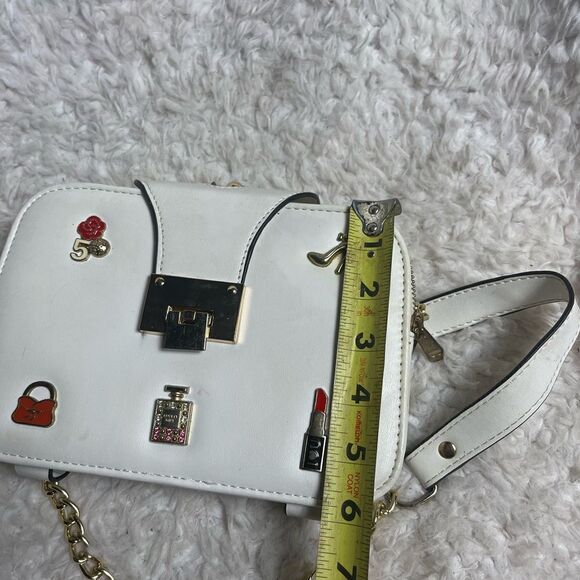White synthetic leather crossbody bag with fashion accents & gold tone chain. - Picture 11 of 15